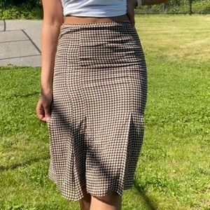 Max Mara 100% houndstooth silk skirt. Size US 2.